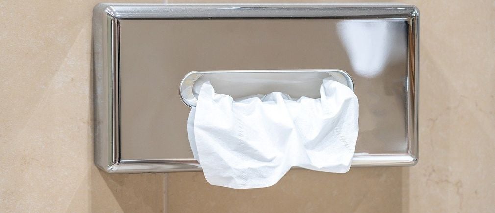 Un distributeur mural pour mouchoirs en acier brillant