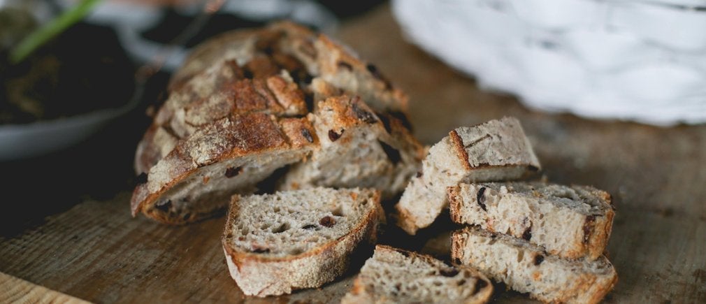 Pain découpé en tranches sur une planche en bois
