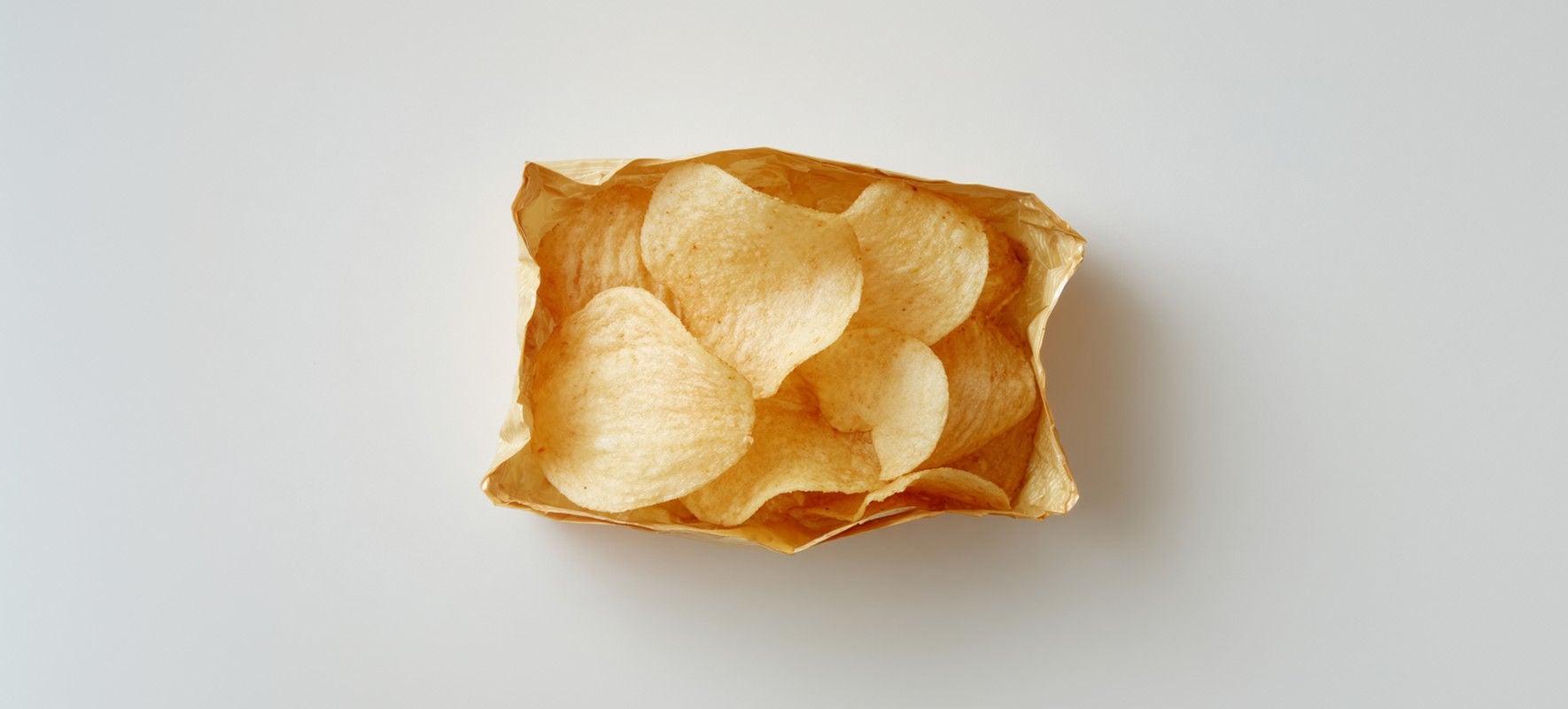 Vue aérienne d’un sachet de chips nature ouvert, parfait pour une pause gourmande