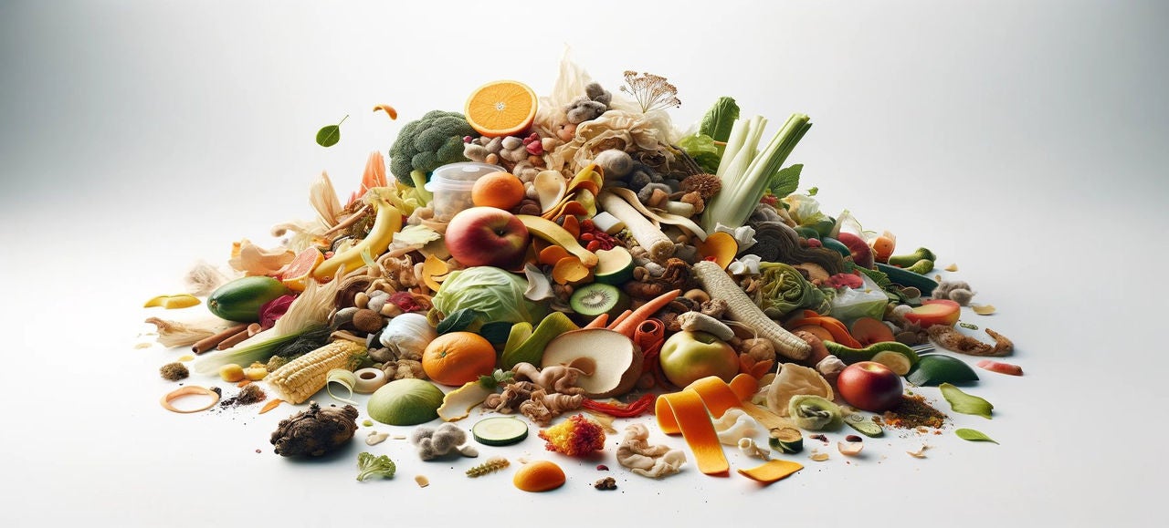 Un tas de déchets alimentaires composé de fruits, légumes et épluchures, illustrant le tri et le recyclage des biodéchets