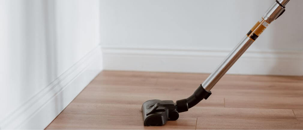 Passage d’aspirateur sur tapis moquette dans un salon