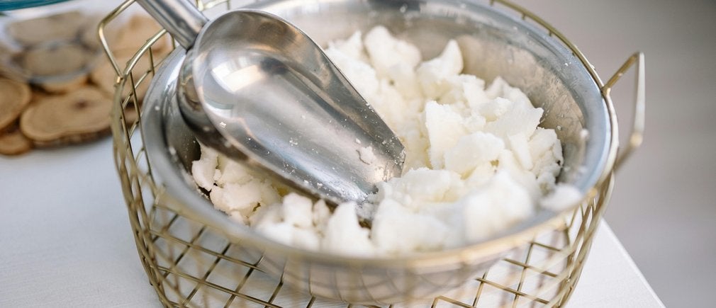 Pelle métallique récoltant des copeaux de cire de bougie dans un panier