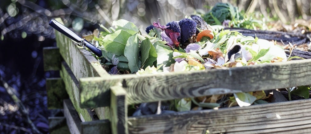 Caisse en bois contenant du compost et des feuilles de jardin