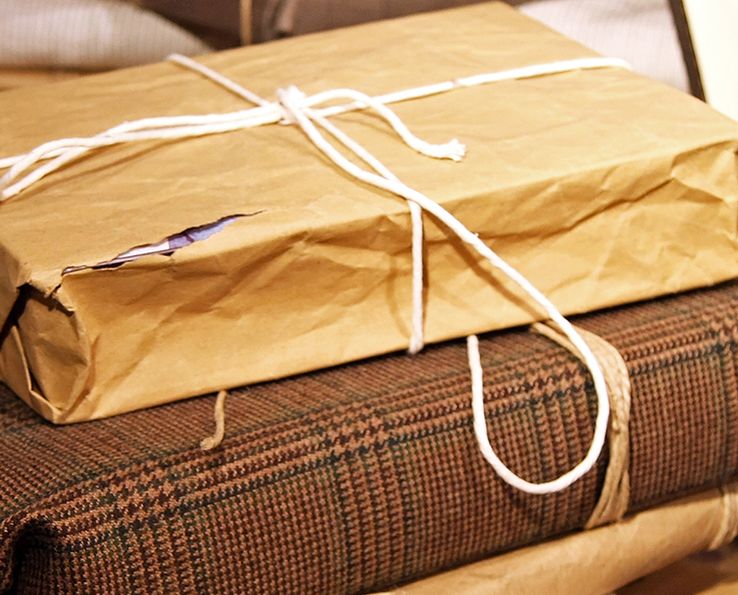 Paquet cadeau en papier kraft avec ruban blanc