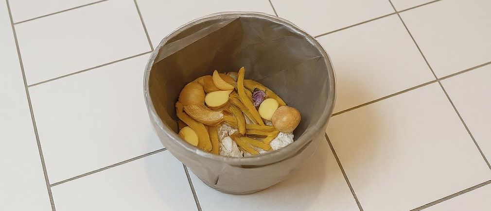 Poubelle de déchets organiques Handybag remplie d’épluchures de légumes