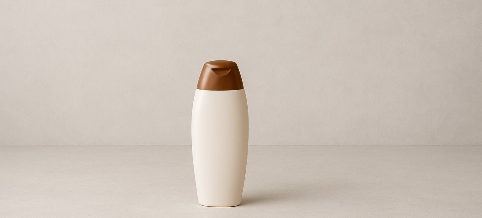 Bouteille de shampoing fermée minimaliste sur fond gris