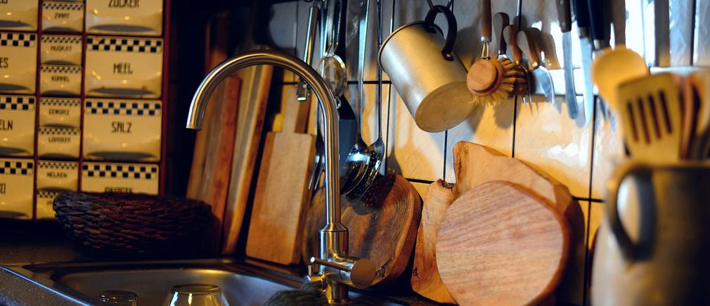 Évier de cuisine en inox avec plan de travail en bois