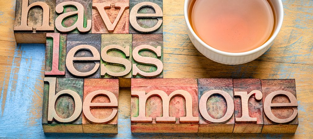 Message have less be more en blocs de bois avec une tasse de thé