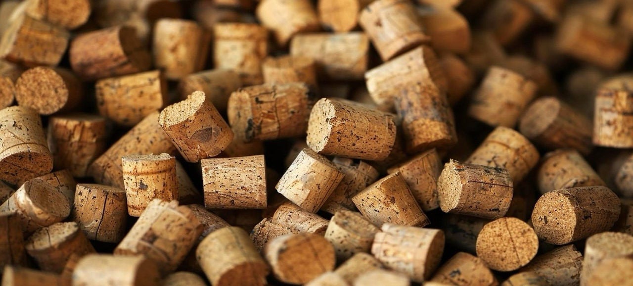 Une pile de bouchons en liège recyclés illustrant le recyclage écologique et créatif