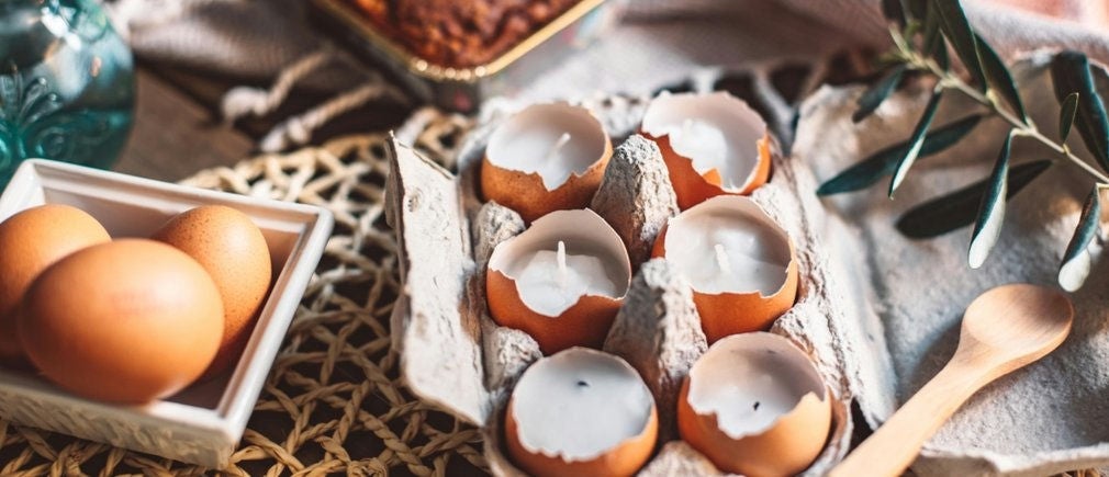 Bougies coulées dans des coquilles d’œufs pour décoration diy