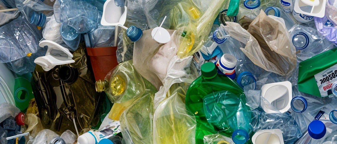 Déchets plastiques emballages entassés prêts pour recyclage