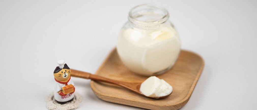 Pot de yaourt en verre vide prêt pour recyclage