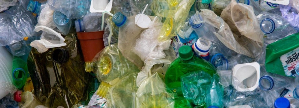 Tas de dechets plastiques melanges avec bouteilles, bidons et emballages