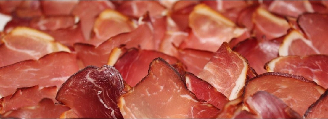 Gros plan sur des tranches de jambon cru