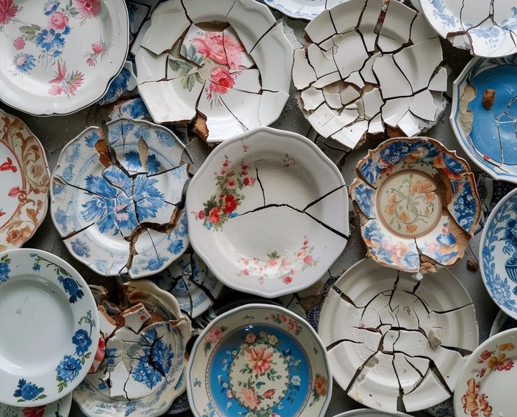 Assortiment d’assiettes en céramique vintage cassées