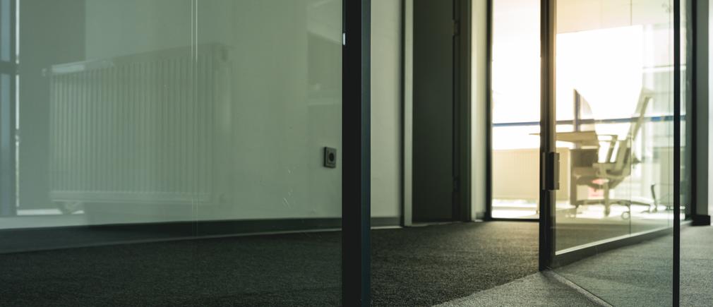 Moquette sombre dans un bureau moderne