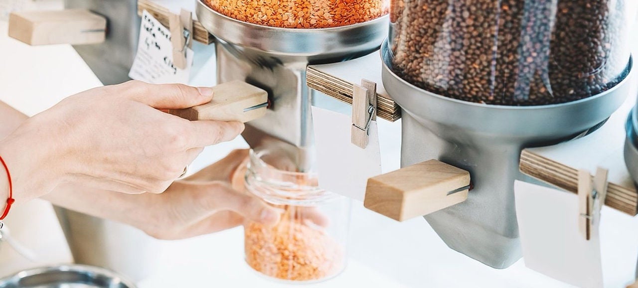 Distributeur vrac de lentilles en verre sur fond net