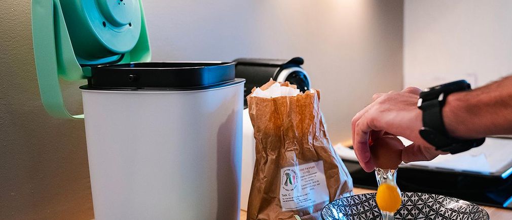 Bac de déchets organiques pour cuisine avec coquilles d’œufs