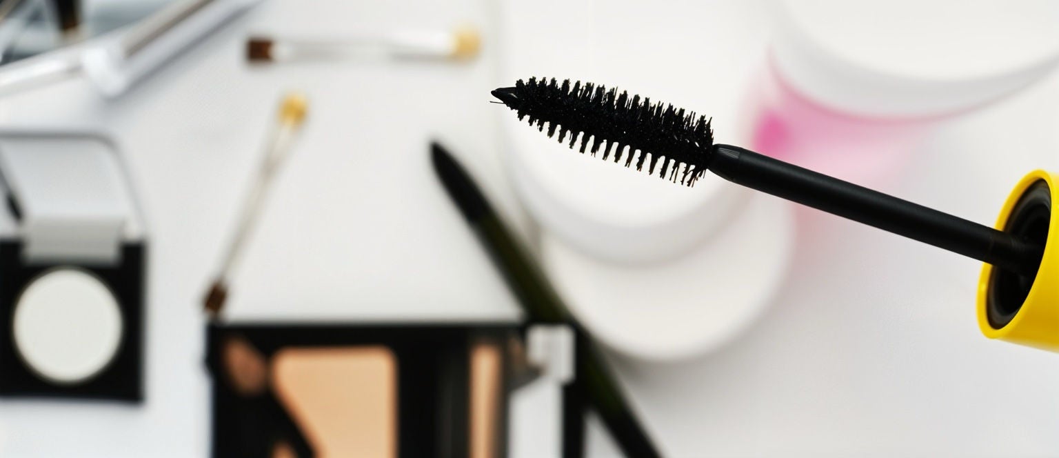 Brosse de mascara placée sur mise en scène maquillage
