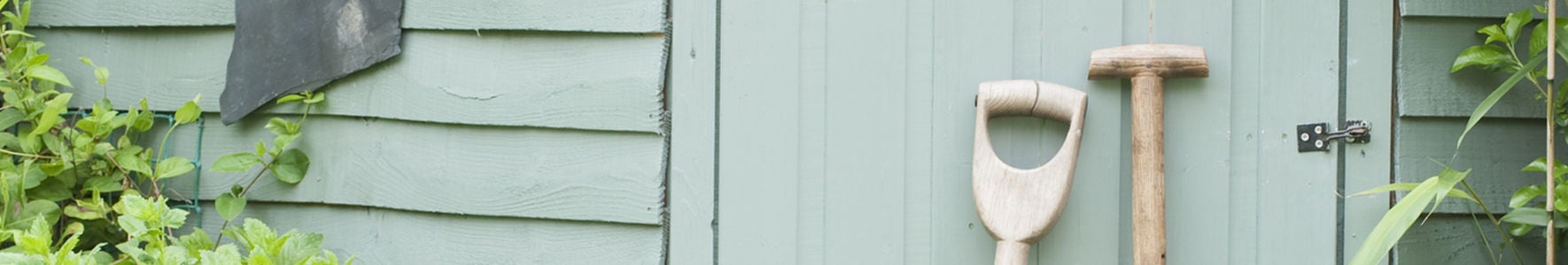 Salle de bain moderne avec double vasque, serviettes pliées sur une chaise et plantes décoratives