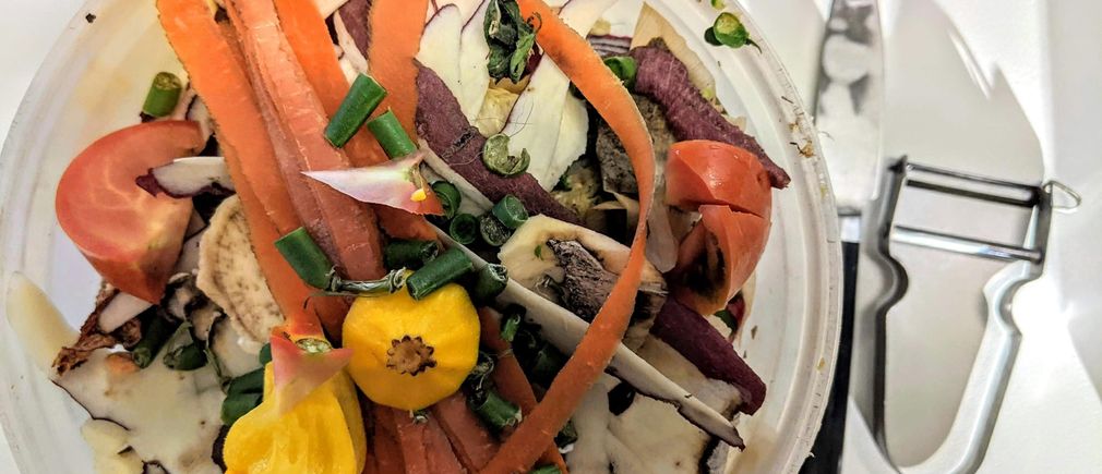 Épluchures de légumes dans un seau prêt pour compost