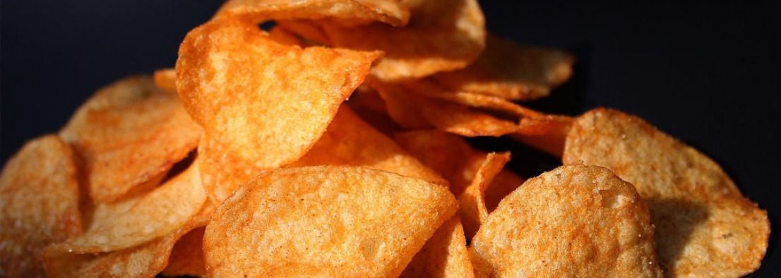 Un tas de chips croustillantes pose sur un fond sombre