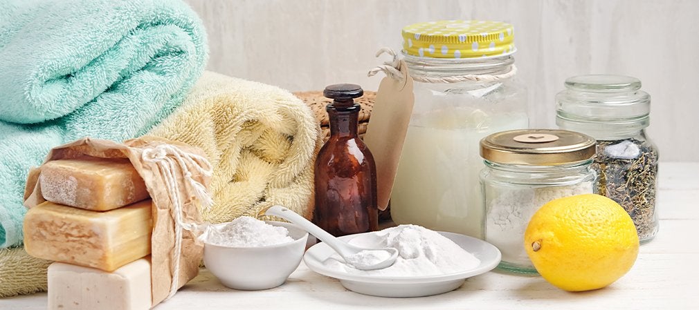 Produits de beauté naturels présentés sur une table en bois