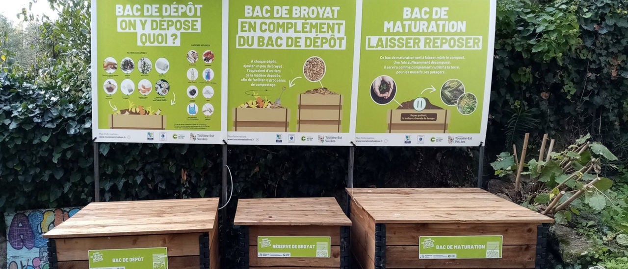 Panneau illustrant trois bacs de compostage et tri selectif