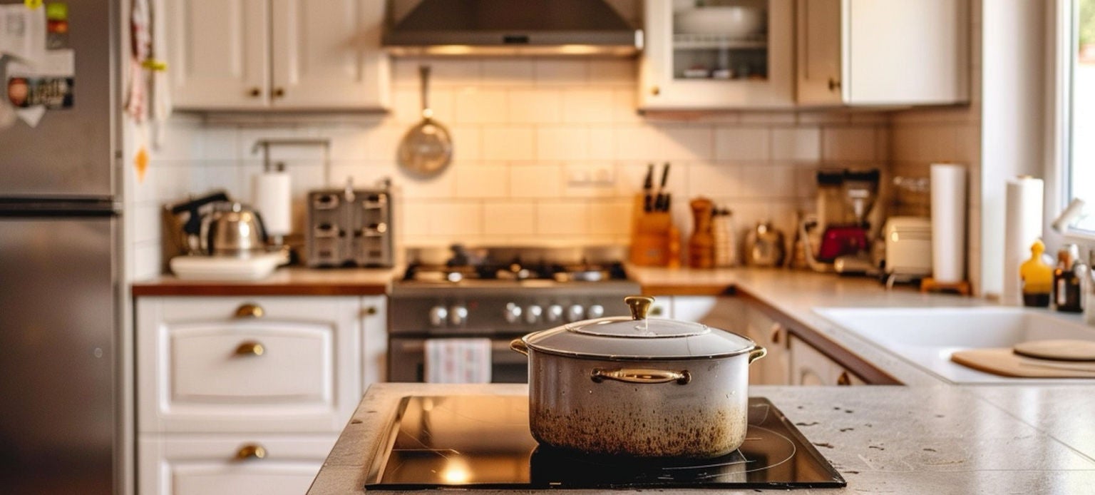 Cuisine intérieure avec une casserole posée sur une table de cuisson