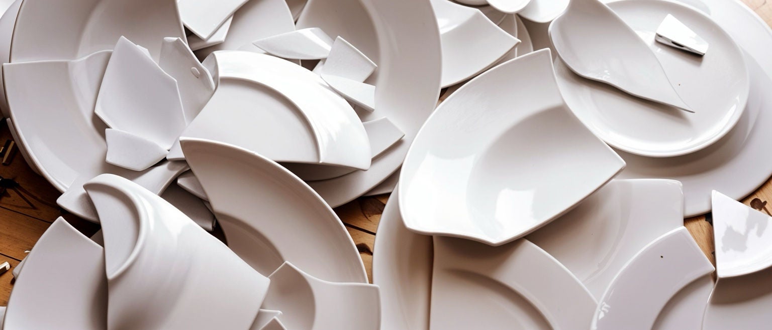 Assortiment d’assiettes en céramique vintage cassées