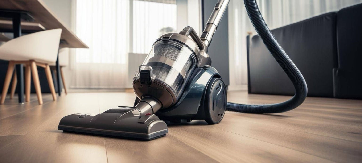 Aspirateur cyclonique sur plancher bois dans un salon
