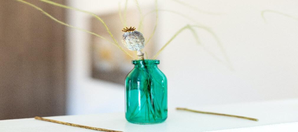 Flacon en verre de parfum décoré de touches minimalistes