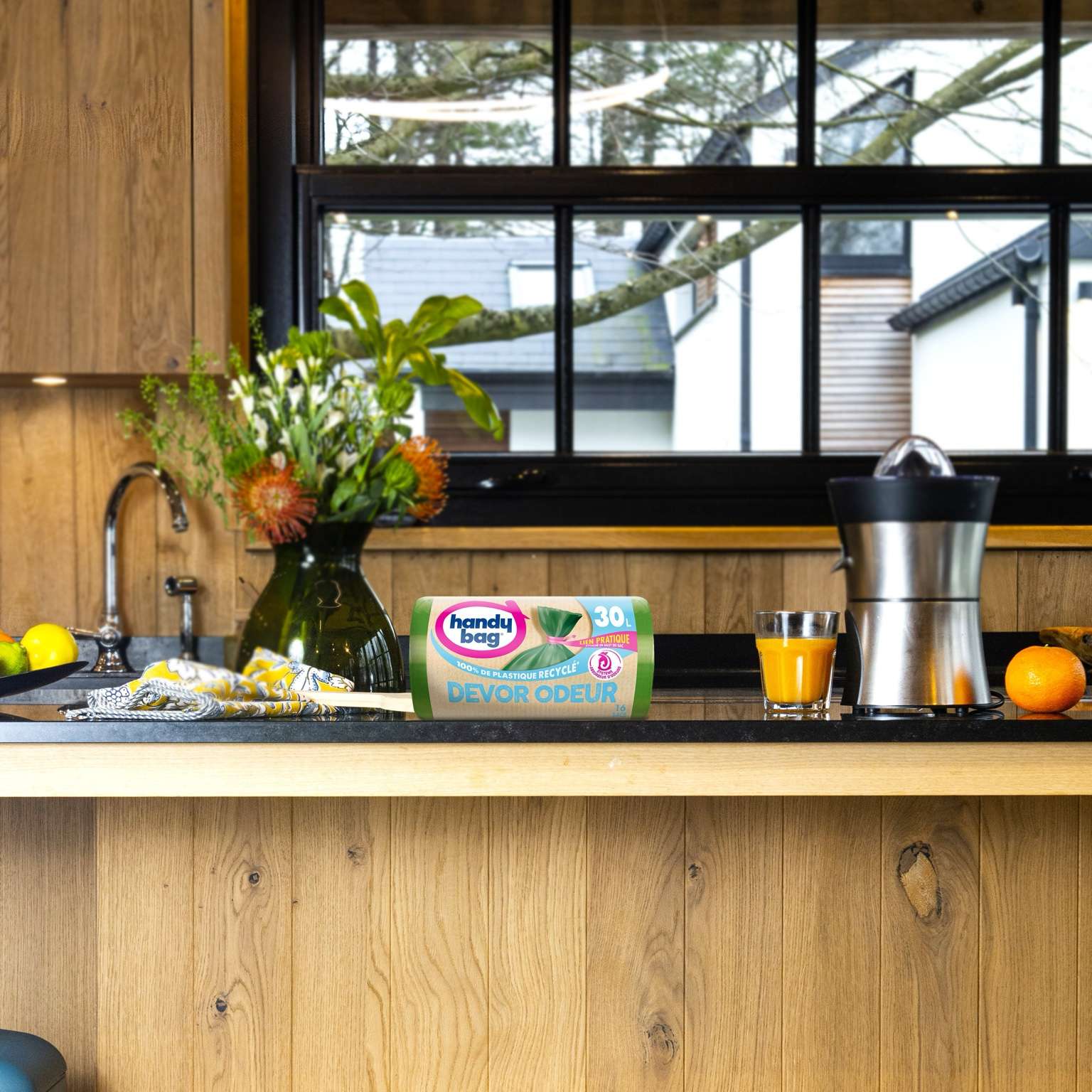 Sac poubelle Handybag devor odeur attaché dans une entrée d’appartement éclairée