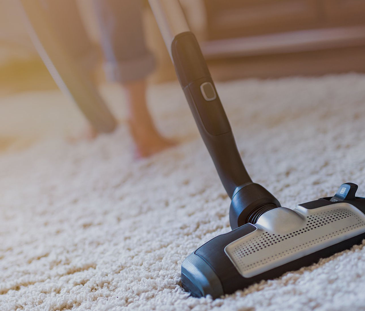 Aspirateur puissant en action sur tapis blanc