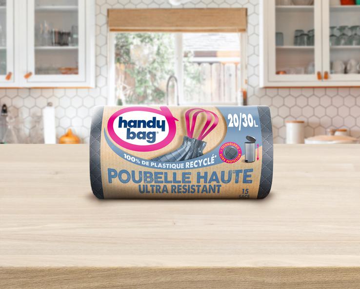 Emballage de sac poubelle Handybag mis en scène dans cuisine moderne