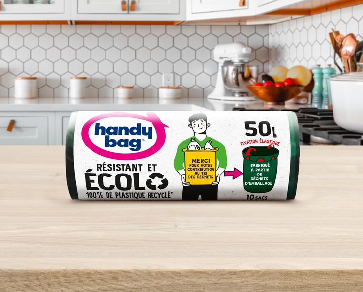 Sac poubelle Handybag écologique avec poignées coulissantes en situation domestique