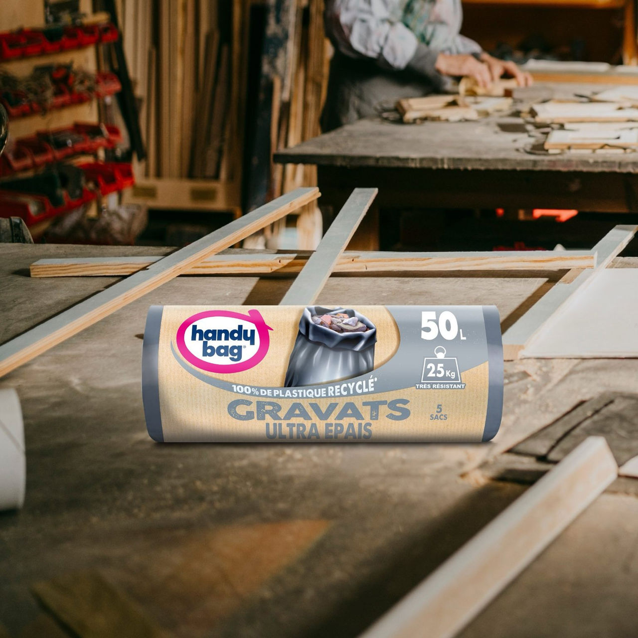 Rouleau de sacs poubelle Handybag pour gravats mis en scène dans un atelier de chantier