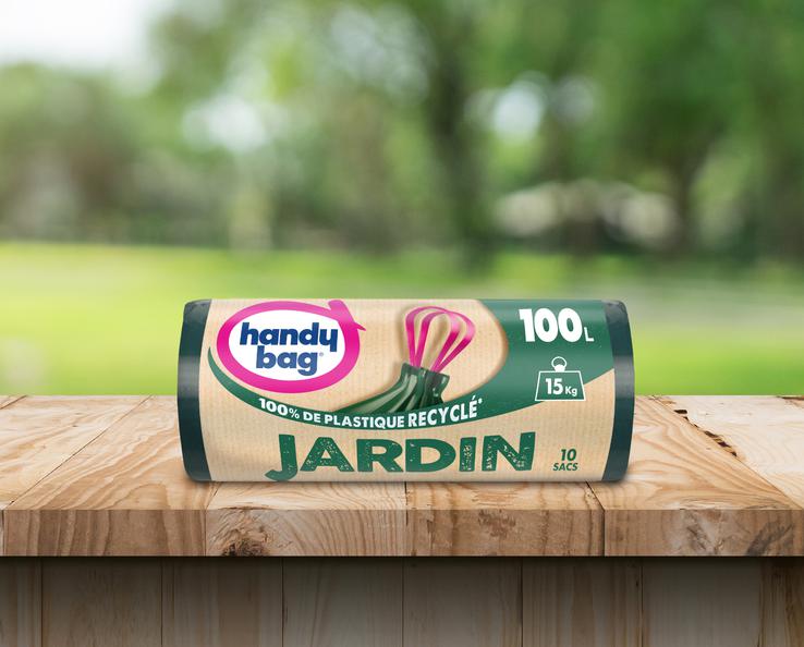 Emballage de sac poubelle Handybag jardin 100 litres posé sur surface en bois
