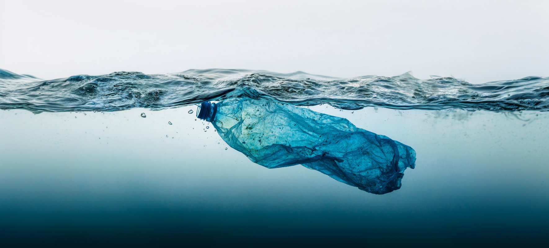 Bouteille plastique bleue flottant sous la surface de l'eau