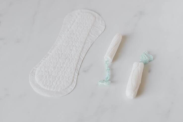 Peut-on jeter les tampons et serviettes hygiéniques dans les WC